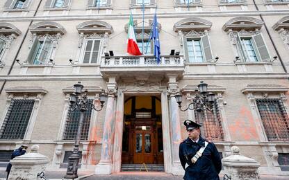 Ambientalisti imbrattano facciata del Senato a Roma: tre arresti