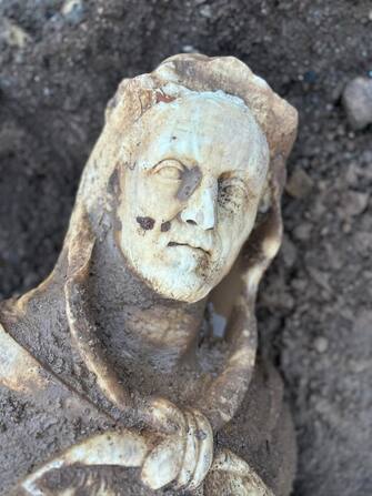 Una statua marmorea a grandezza naturale che, per la presenza della clava e della leontè - la pelle di leone che ne copre il capo - si può identificare con un personaggio in veste di Ercole, è stata trovata nell'area di Parco Scott, tra via Cristoforo Colombo e via Appia Antica, durante un intervento di revisione e bonifica di un condotto fognario, lo rende noto il Parco Archeologico dell'Appia Antica, Roma, 26 gennaio 2023.    NPK     ANSA / Parco Archeologico dell'Appia Antica     +++ ANSA PROVIDES ACCESS TO THIS HANDOUT PHOTO TO BE USED SOLELY TO ILLUSTRATE NEWS REPORTING OR COMMENTARY ON THE FACTS OR EVENTS DEPICTED IN THIS IMAGE; NO ARCHIVING; NO LICENSING +++