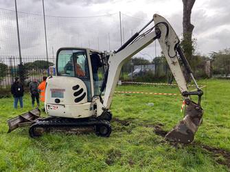 Affiora statua di Ercole da lavori del Parco Scott a Roma Una statua marmorea a grandezza naturale che, per la presenza della clava e della leontè - la pelle di leone che ne copre il capo - si può identificare con un personaggio in veste di Ercole, è stata trovata nell'area di Parco Scott, tra via Cristoforo Colombo e via Appia Antica, durante un intervento di revisione e bonifica di un condotto fognario, lo rende noto il Parco Archeologico dell'Appia Antica, Roma, 26 gennaio 2023. NPK ANSA / Parco Archeologico dell'Appia Antica +++ ANSA PROVIDES ACCESS TO THIS HANDOUT PHOTO TO BE USED SOLELY TO ILLUSTRATE NEWS REPORTING OR COMMENTARY ON THE FACTS OR EVENTS DEPICTED IN THIS IMAGE; NO ARCHIVING; NO LICENSING +++