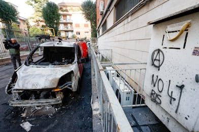 Roma, scritte "No 41 bis" e auto bruciate: anarchici rivendicano