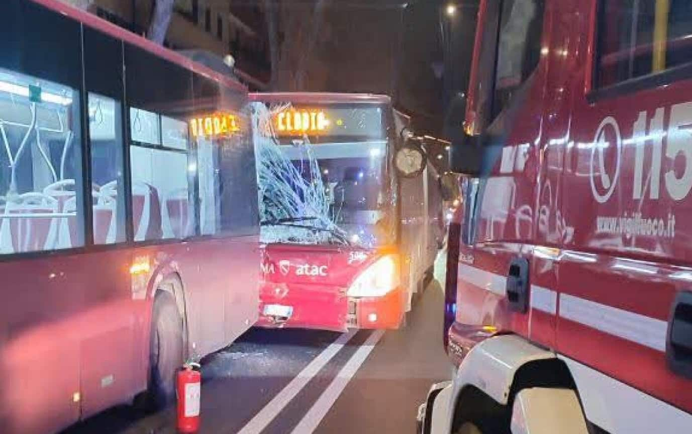 Tamponamento tra due autobus Atac ieri sera a Roma. L'autista di uno dei mezzi è rimasto incastrato e per liberarlo è stato necessario l'intevento dei vigili del fuoco che hanno utilizzato un carro sollevamenti. Il conducente è stato poi affidato alle cure del 118. Tre persone sono rimaste ferite in modo non grave e classificate con il 'codice giallo' L'incidente è avvenuto alle 22.30 in viale Angelico tra due mezzi delle linee 32 e 69. E' intervenuta la Polizia di Roma Capitale.
ANSA/Vigili del Fuoco ANSA PROVIDES ACCESS TO THIS HANDOUT PHOTO TO BE USED SOLELY TO ILLUSTRATE NEWS REPORTING OR COMMENTARY ON THE FACTS OR EVENTS DEPICTED IN THIS IMAGE; NO ARCHIVING; NO LICENSING NPK