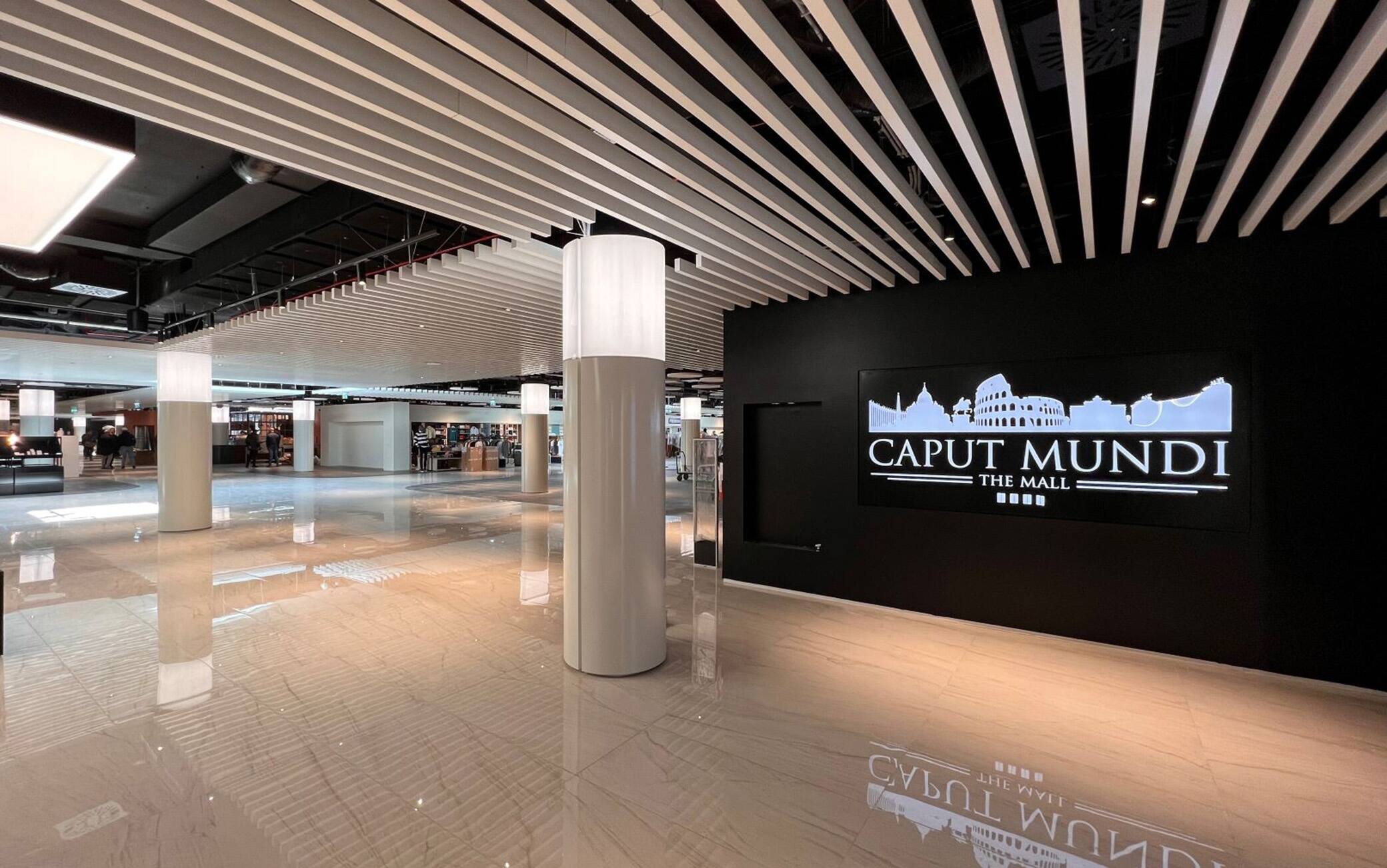 L'interno del Caput Mundi Mall