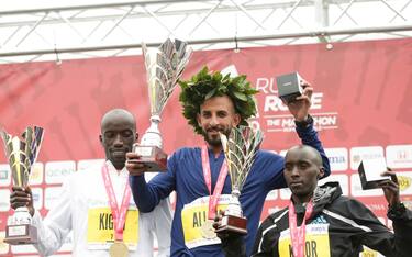 Foto Cecilia Fabiano /LaPresse
19-03- 2023 Roma, Italia - Maratona di Roma 2023 - Nella Foto : il podio maschile - ALLAM Taoufik (MAR) KIGEN Wilfred (KEN) KEROR Rogers
March 19 , 2023 Rome Italy — Rome Marathon 2023 in the Photo : the male podium - ALLAM Taoufik (MAR) KIGEN Wilfred (KEN) KEROR Rogers