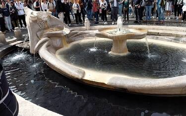 Blitz Ultima Generazione a Roma, liquido nero in fontana Barcaccia