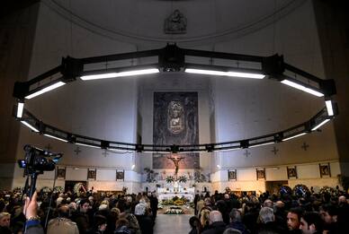 Folla a funerali di Parini, sulla bara toga e maglia della Roma. FOTO