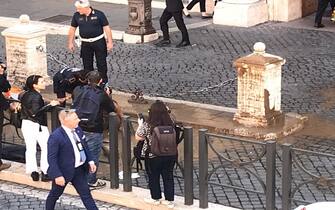Ultima Generazione Nuovo blitz degli ambientalisti di Ultima Generazione davanti al Senato: nove attivisti stanno manifestando davanti a Palazzo Madama e due di loro si sono cosparsi di fango. La polizia è intervenuta e li ha fermati, 23 maggio 2023. ANSA/MAURIZIO GALLI