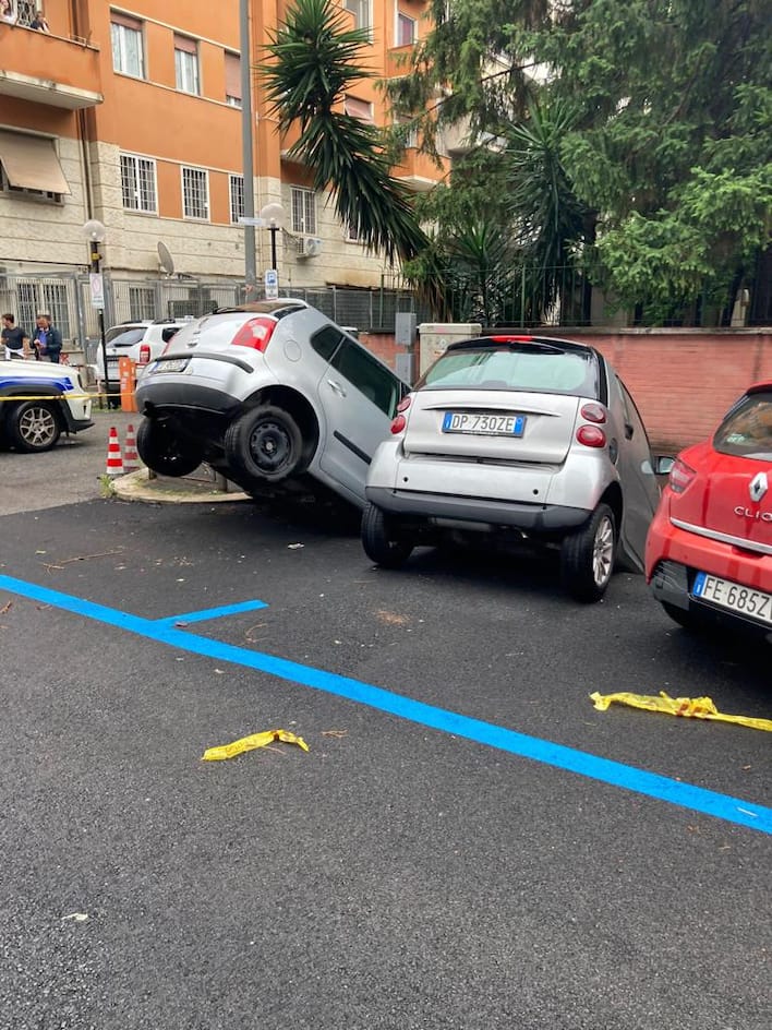 Milano, Auto Inghiottita Da Una Voragine Nell'asfalto In Via Feraboli ...