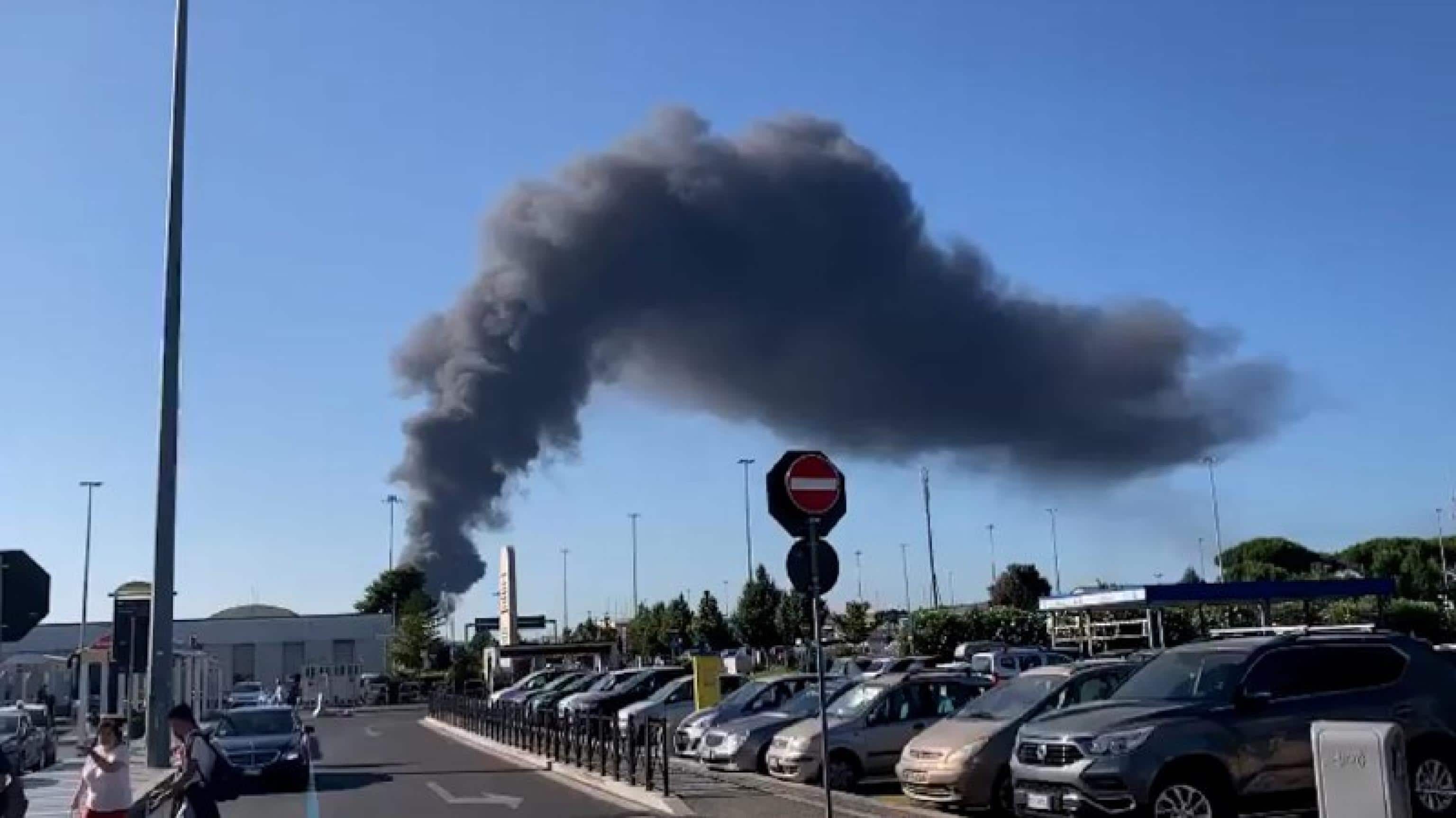 Una colonna di fumo nero si alza da un incendio di rifiuti nell isola ecologica di via Ferrari a Ciampino, 29 luglio 2023.   ANSA / GABRIELE LE MOLI