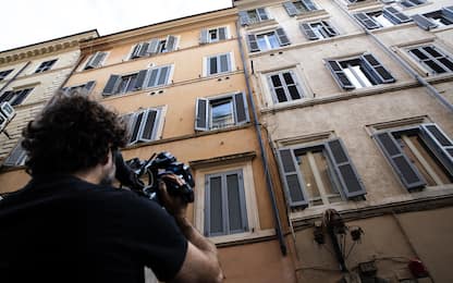 Roma, cane cade dalla finestra e travolge donna incinta: ferita 28enne