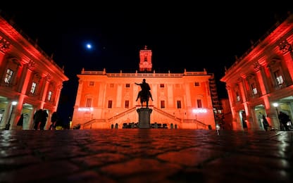Violenza donne, a Roma palazzo Senatorio illuminato d'arancione