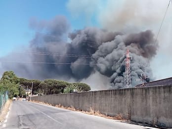 Maxi incendio di sterpaglie a Roma, fiamme lambiscono abitazioni