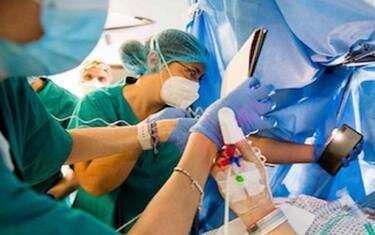 Paziente disegna mentre lo operano per un tumore al cervello