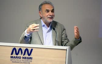 L'immunologo Giuseppe Remuzzi a un evento organizzato dall'Istituto di Ricerche Farmacologiche Mario Negri
