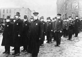 immagini storiche della pandemia del 1918 IMAGES OF THE FLU PANDEMIA IN 1918.
© THE PHOTO ONE.
CODE: SI.
The images of people wearing face mask to protect against the pandemia of coronavirus Covid-19 or big spaces conditioned like hospitals and crowded of patients are not new in 2020.
A century ago, in 1918, immediately after the First World War, that happened with the so called " SPANISH FLU ".
That pandemia infected 50 million people between January 1918 and December 1920 of a population of 1600 million people in the World. Just to compare, in the Big War died 16 million people.
Despite was called "Spanish Flu" it was originated in France after the war, and even is said that was brought by the American soldiers who came to fight in Europe.
***PHOTOS: Images of the city, masked population, crowded conditioned spaces conditioned as hospitals to fight against the infectious disease with sick people, and local paper cover page in the city of Santander, Northern Spain, in 1918. (SI. / IPA/Fotogramma, . - 2020-03-31) p.s. la foto e' utilizzabile nel rispetto del contesto in cui e' stata scattata, e senza intento diffamatorio del decoro delle persone rappresentate