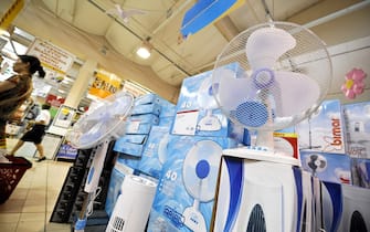 Alcuni ventilatori in vendita in un centro commerciale di Roma.
GUIDO MONTANI
