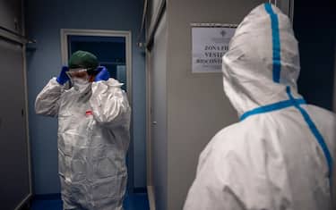 ROME, ITALY - APRIL 1: Italian army doctors dress in protective suits before entering the intensive care at Celio Military Polyclinic Hospital (Policlinico Militare Celio), spoke of COVID 1 Spallanzani Hospital, during the Coronavirus emergency, on April 1, 2020, in Rome, Italy. The Italian government continues to enforce the nationwide lockdown measures to control the spread of COVID-19. (Photo by Antonio Masiello/Getty Images)