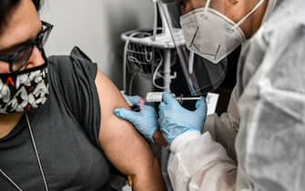 TOPSHOT - Heather Lieberman (L), 28, receives a COVID-19 vaccination from Yaquelin De La Cruz at the Research Centers of America in Hollywood, Florida, on August 13, 2020. (Photo by CHANDAN KHANNA / AFP) (Photo by CHANDAN KHANNA/AFP via Getty Images)