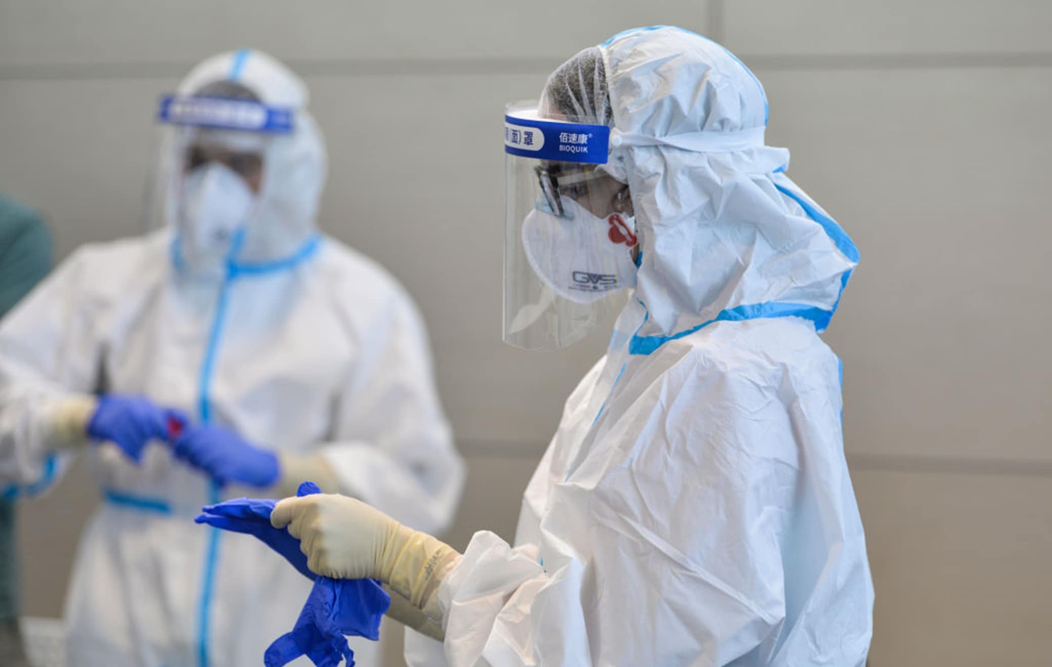 1267157771 TURIN, ITALY - AUGUST 19: Personnel assigned for testing of Covid-19 at Turin airport on August 19, 2020 in Turin, Italy. The Italian government is requiring people arriving from high-risk designated countries to take a Covid-19 test, which includes regions in Spain, Greece, Croatia and Malta. According to the Ministry of Health, Coronavirus infection rates are climbing again in Italy from an average of 400 new cases per day. Authorities see Italian returning from vacation abroad as a likely strong contributor to the uptick in infections. (Photo by Diego Puletto/Getty Images)