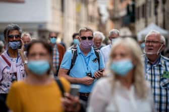 ROME, ITALY - OCTOBER 02: People wearing protective masks walk around the Piazza di Spagna amid Covid-19 pandemic, on October 02, 2020 in Rome, Italy. The Lazio region President Nicola Zingaretti set an order obliging people to wear face masks in public including outdoors due to the increase of Covid-19 cases in the Lazio region. (Photo by Antonio Masiello/Getty Images)