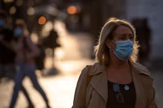 ROME, ITALY - OCTOBER 07: A woman wearing a protective mask walks at Piazza di Spagna amid Covid-19 pandemic, on October 07, 2020 in Rome, Italy. Today Italian Prime Minister Giuseppe Conte set an order to make the wearing of face masks in outdoor spaces mandatory due to the increase of Covid-19 cases in Italy. Today there has been an increase in new COVID-19 cases in Italy with the number rising to 3678 for the first time in months. (Photo by Antonio Masiello/Getty Images)