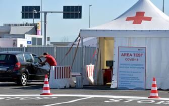 1228337298 ROME, ITALY - SEPTEMBER 04: Medical staff attend the new COVID-19 drive-in test centre, the largest in the Lazio region, to carry out rapid COVID-19 antigen swabs in the Long Stay car park at Leonardo da Vinci-Fiumicino Airport on September 4, 2020 in Rome, Italy. (Photo by Simona Granati - Corbis/Getty Images)