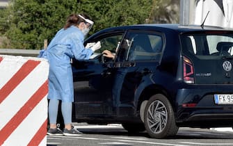 ROME, ITALY - SEPTEMBER 04:  Medical staff attend the new COVID-19 drive-in test centre, the largest in the Lazio region, to carry out rapid COVID-19 antigen swabs in the Long Stay car park at Leonardo da Vinci-Fiumicino Airport on September 4, 2020 in Rome, Italy.  (Photo by Simona Granati - Corbis/Getty Images)