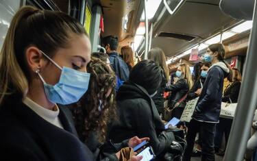 La linea gialla M3 della metro affollata a metà pomeriggio- Passeggeri sui mezzi pubblici a Milano in tempi dicivid e mascherine obbligatorie - Milano 8 ottobre 2020 Ansa/Matteo Corner