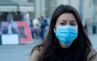 Obbligo di indossare la mascherina chirurgica anche nei luoghi aperti e se rispettata la distanza di sicurezza per l’aumento dei contagi Covid, Torino,, 8 ottobre 2020 ANSA/ ALESSANDRO DI MARCO