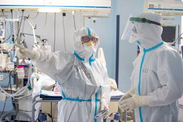 A member of medical staff wearing a personal protective equipment (PPE) walks in the Intensive Care Unit (ICU) for the novel coronavirus, COVID-19 cases, in the San Filippo Neri hospital in Rome, on October 29, 2020. - Italy's Prime Minister Giuseppe Conte tightened nationwide coronavirus restrictions after the country registered a record number of new cases, despite opposition from regional heads and street protests over curfews. 
ANSA/MASSIMO PERCOSSI