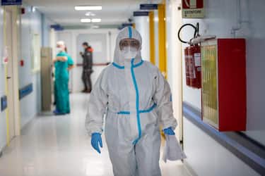 A member of medical staff wearing a personal protective equipment (PPE) walks in the Intensive Care Unit (ICU) for the novel coronavirus, COVID-19 cases, in the San Filippo Neri hospital in Rome, on October 29, 2020. - Italy's Prime Minister Giuseppe Conte tightened nationwide coronavirus restrictions after the country registered a record number of new cases, despite opposition from regional heads and street protests over curfews. 
ANSA/MASSIMO PERCOSSI