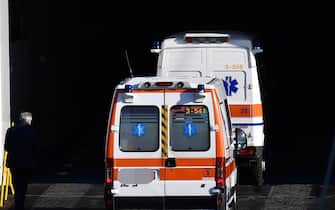 Arrivate le prime due ambulanze con i pazienti dalla nave ospedale Gnv Splendid, ormeggiata nel porto. Genova, 23 Marzo 2020.ANSA/LUCA ZENNARO