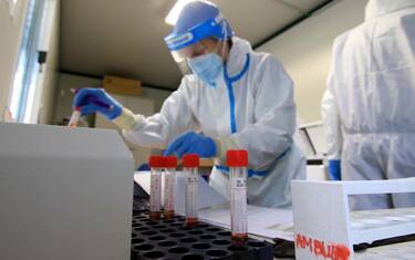 Health staff perform drive-in swabs at San Paolo Hospital during Covid-19 emergency, Milan, Italy, 07 November 2020.  ANSA / PAOLO SALMOIRAGO