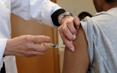 Una persona viene vaccinata contro la menengite, Capriolo (Bs), 7 Gennaio 2020. ANSA/ FILIPPO VENEZIA
