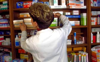 ©Dpa/Lapresse21-05-2004 ItaliaEconomiaCase farmaceutiche sotto l'occhio della FinanzaLe Fiamme Gialle indagano sull'aumento dei prezzi dei farmaci: sequestrati documenti nelle principali aziende del settoreNella foto Un farmacista cerca delle medicine