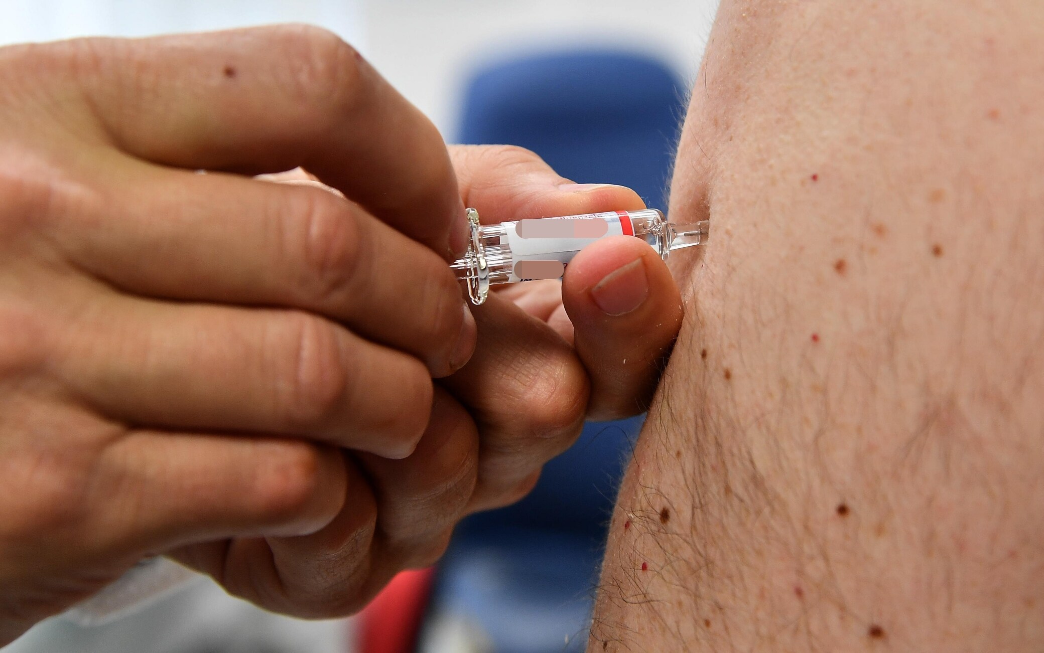 Un medico inocula il vaccino antifluenzale. Genova, 14 Novembre 2020. ANSA/LUCA ZENNARO
