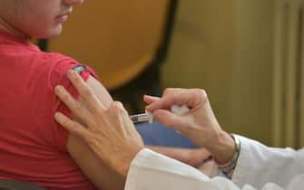 Prime vaccinazioni contro la meningite all istituto Riva, Sarnico (Bergamo), 10 gennaio 2020. 
ANSA/ TIZIANO MANZONI