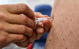 Un medico inocula il vaccino antifluenzale. Genova, 14 Novembre 2020. ANSA/LUCA ZENNARO