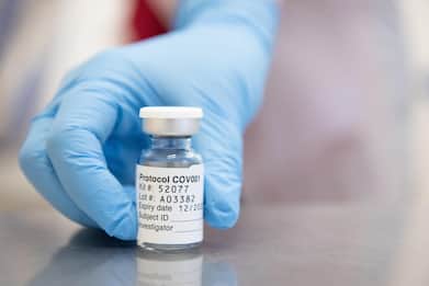 Vaccino Covid-19, Oxford-AstraZeneca primi a pubblicare i risultati