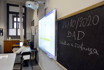 Milano, Liceo Agnesi, Professori nella scuola per fare le lezioni DAD, Didattica a Distanza, con gli studenti in collegamento da casa (Milano - 2020-10-26, Maurizio Maule) p.s. la foto e' utilizzabile nel rispetto del contesto in cui e' stata scattata, e senza intento diffamatorio del decoro delle persone rappresentate