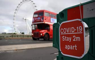 Un cartello anti Covid a Londra