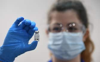 epa08870157 A member of medical staff holds a phial of the Pfizer/BioNTech Covid-19 vaccine jab at Guy's Hospital in London, Britain, 08 December 2020. The UK started the largest immunisation programme in the country's history. Care home workers, NHS staff and people aged 80 and over will begin receiving the jab protecting against the SARS-CoV-2 coronavirus.  EPA/VICTORIA JONES / POOL