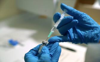 BRITAIN CORONAVIRUS VACCINE epa08870135 A needle is filled from a phial of Pfizer/BioNTech Covid-19 vaccine at the Royal Victoria Infirmary in Newcastle, Britain, 08 December 2020. The UK started the largest immunisation programme in the country's history. Care home workers, NHS staff and people aged 80 and over will begin receiving the jab protecting against the SARS-CoV-2 coronavirus. EPA/Owen Humphreys / POOL