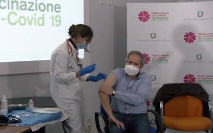 Covid, a Padova Andrea Crisanti si vaccina in diretta su Facebook