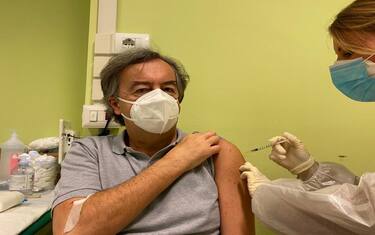 Vaccino Covid, Burioni: “Conquista di cui beneficiare prima possibile”
