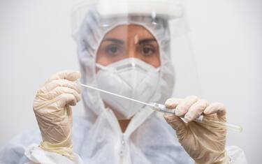UnÕinfermiera maneggia un tampone per il Covid presso uno dei centri Artemisia Lab di Roma, 2 novembre 2020. ANSA/CLAUDIO PERI