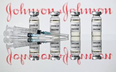 Covid, gli Usa chiedono la sospensione del vaccino Johnson & Johnson