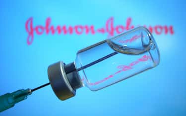 The new vaccine from the manufacturer Johnson & Johnson has been approved in the USA. Subject image Johnson and Johnson vaccine. Disposable syringe and vaccination box with vaccine for injection with a cannula. Impfspritze | usage worldwide