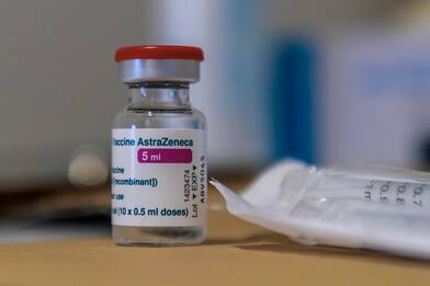 Ministero Salute dà via libera al vaccino AstraZeneca per gli over-65