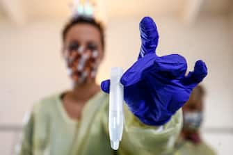 Un test salivare effettuato agli alunni di una scuola di Fiumicino