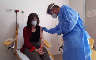Cremona sperimentazione vaccino Reithena Il dottor Angelo Pan e Stella Bellini durante la sperimentazione del vaccino ReiThera all'ospedale Maggiore di Cremona, 29 marzo 2021.
ANSA/ FILIPPO VENEZIA